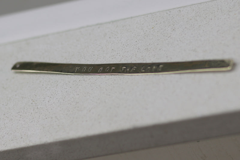 צמיד עם כיתוב