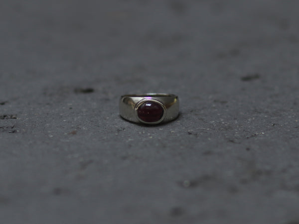 טבעת כסף עם אבן גרנט