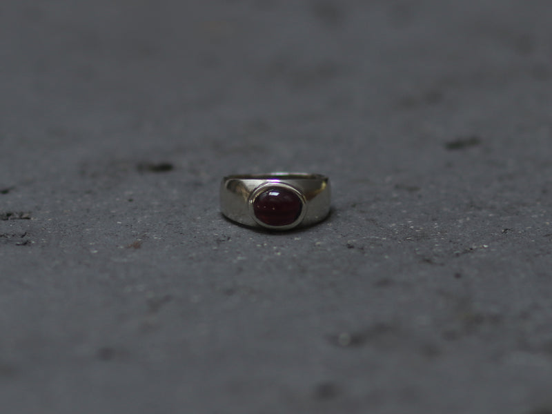 טבעת כסף עם אבן גרנט