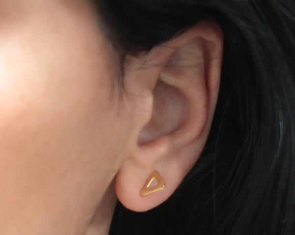 Spike triangle earrings close to the ear