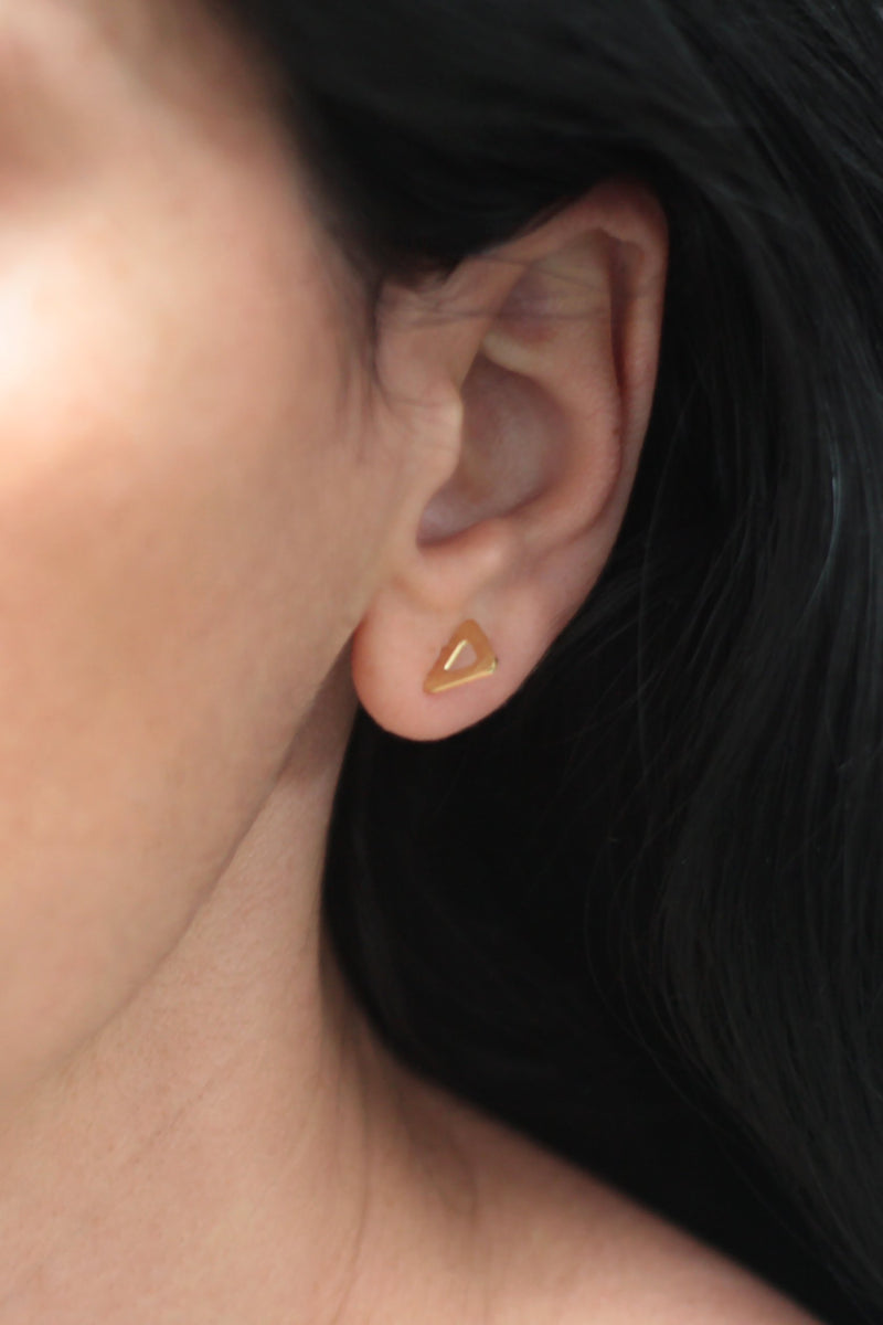 Spike triangle earrings close to the ear
