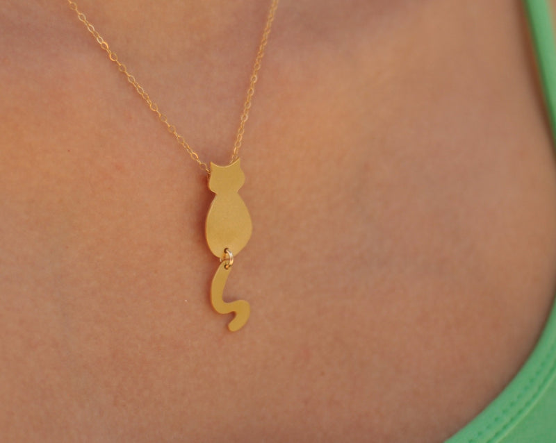 Cat necklace with swinging tail in gold