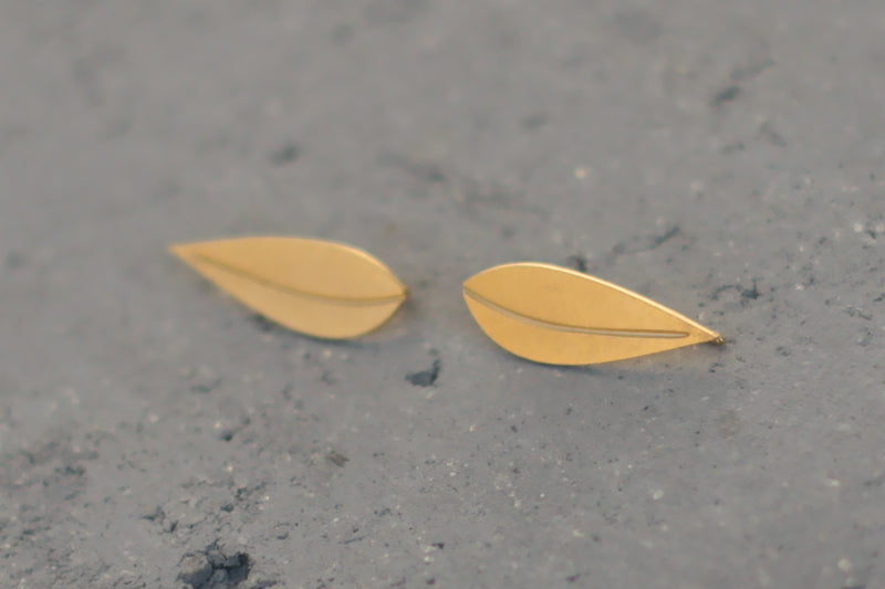 Climbing gold leaf earrings