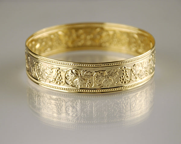 Hard bracelet decorated with golden vines