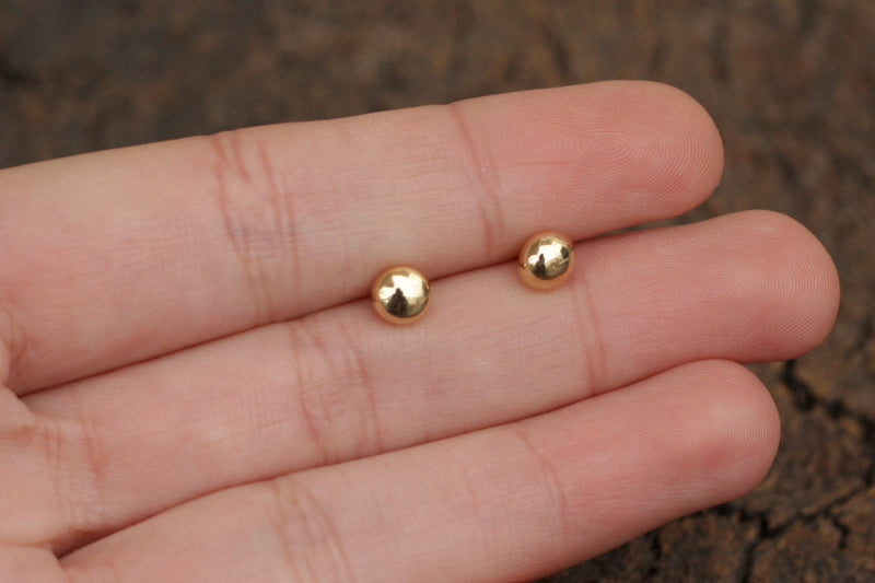 עגילי כדור זהב קטנים צמודים