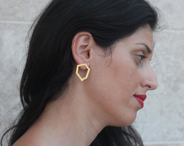 Hammered hexagonal earrings, asymmetric geometric earrings close to the ear