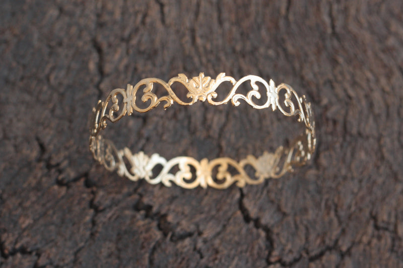 Filigree bracelet with thin gold flowers