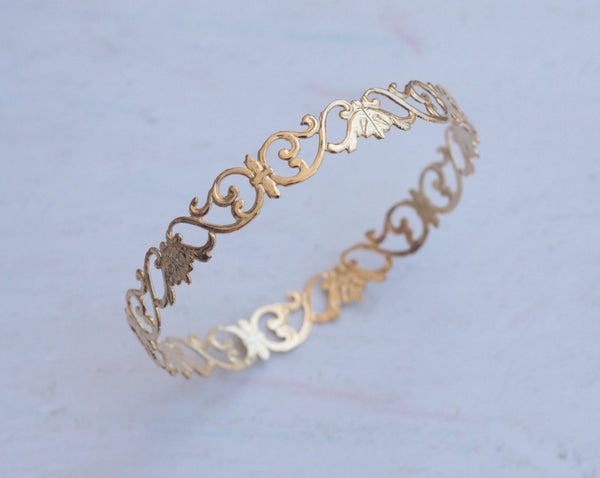 Filigree bracelet with thin gold flowers