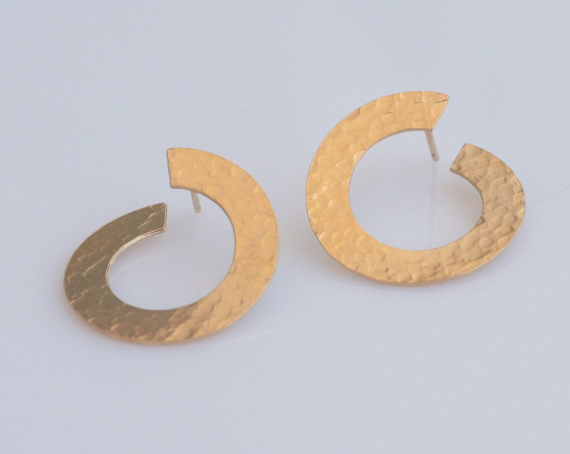 Twisted hammered circle earrings close to the ear