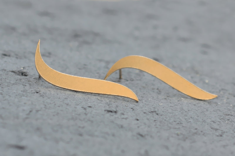 Long geometric earrings in gold