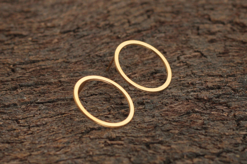Gold hollow circle earrings close to the ear