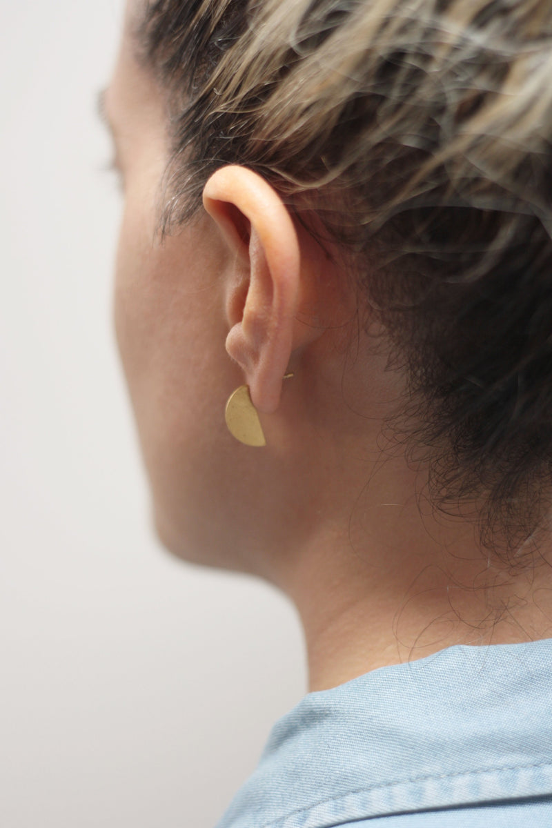 Flat semi-circle earrings close to the ear