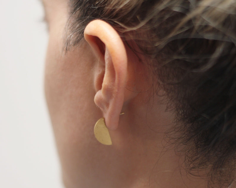 Flat semi-circle earrings close to the ear