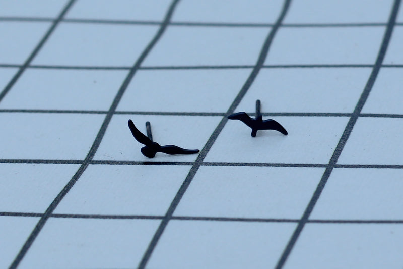 עגילי ציפורים מעופפות שונות שחורים צמודים לאוזן