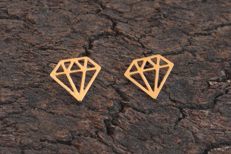 Golden earrings in the shape of a diamond close to the ear
