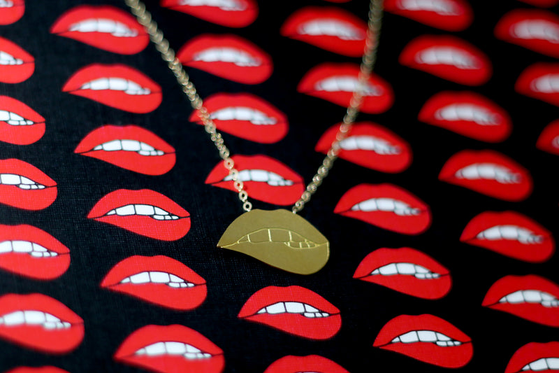 Sexy biting lips necklace for woman