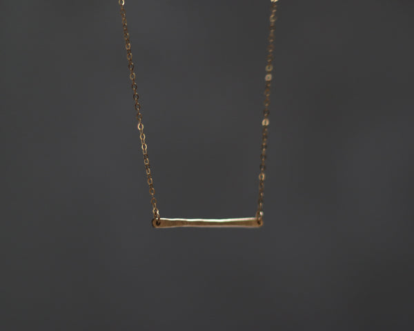 Hammered goldfield bar chain close to the neck (choker)