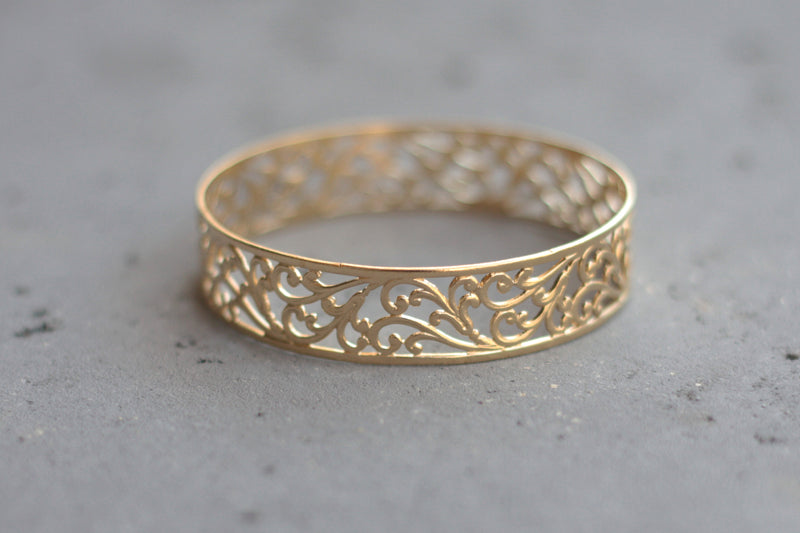 A special gold lace bracelet for the occasion