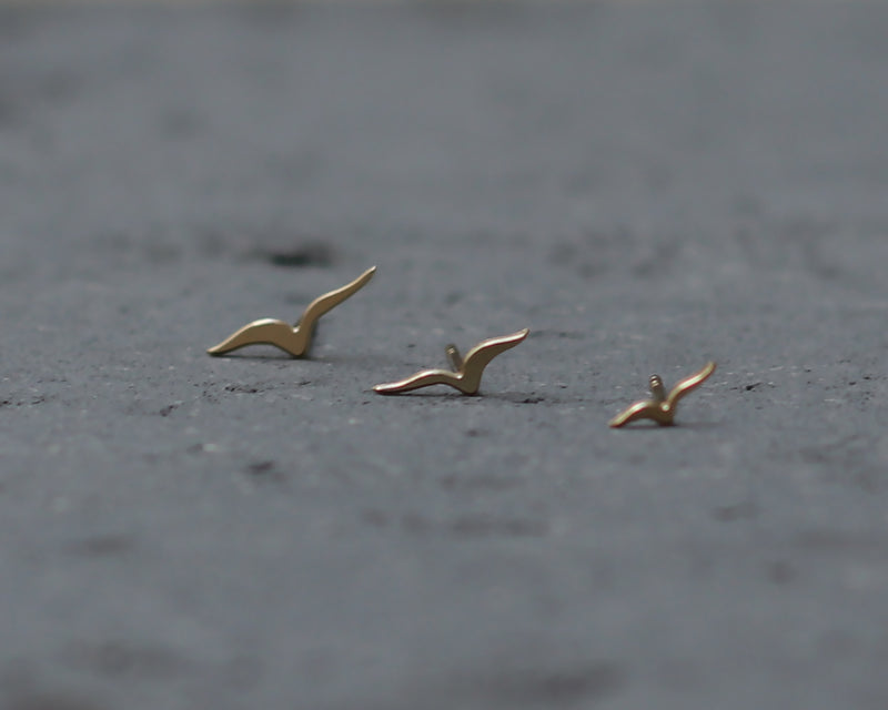 שלישיית עגילי ציפורים עפות זהב צמודים לאוזן