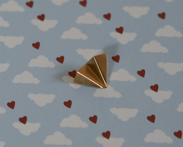 סיכת דש של מטוס אוריגמי