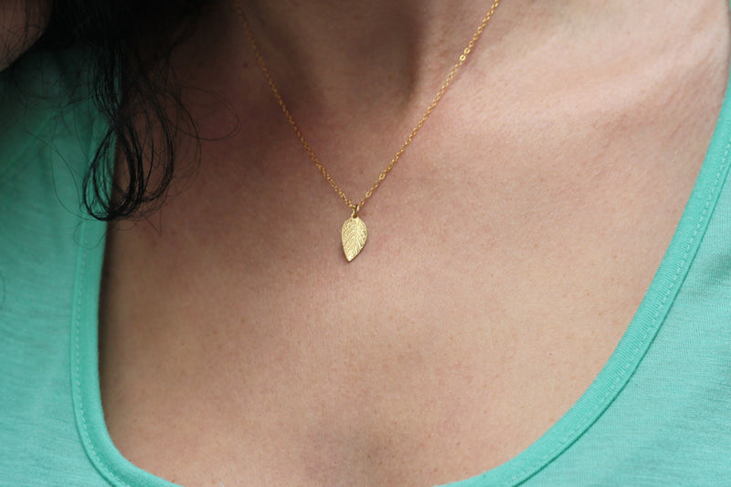 A gold leaf necklace as a gift for a woman