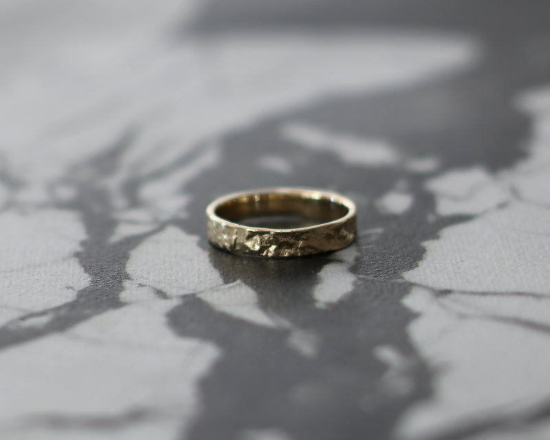 טבעת נישואין עדינה