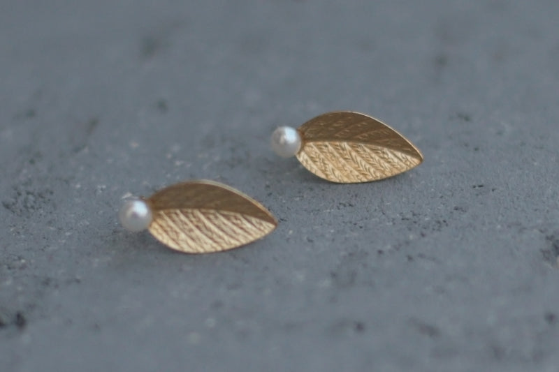 Gold leaf earrings with a white pearl