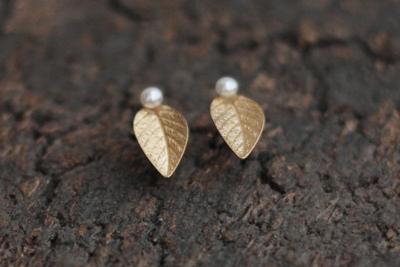 Gold leaf earrings with a white pearl