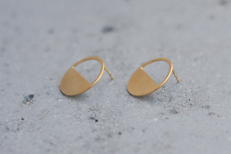 Gold semi-hollow circle earrings close to the ear