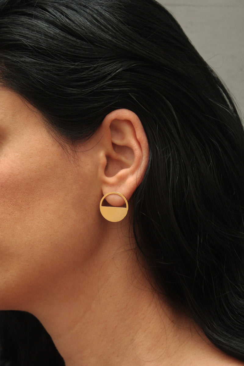 Gold semi-hollow circle earrings close to the ear